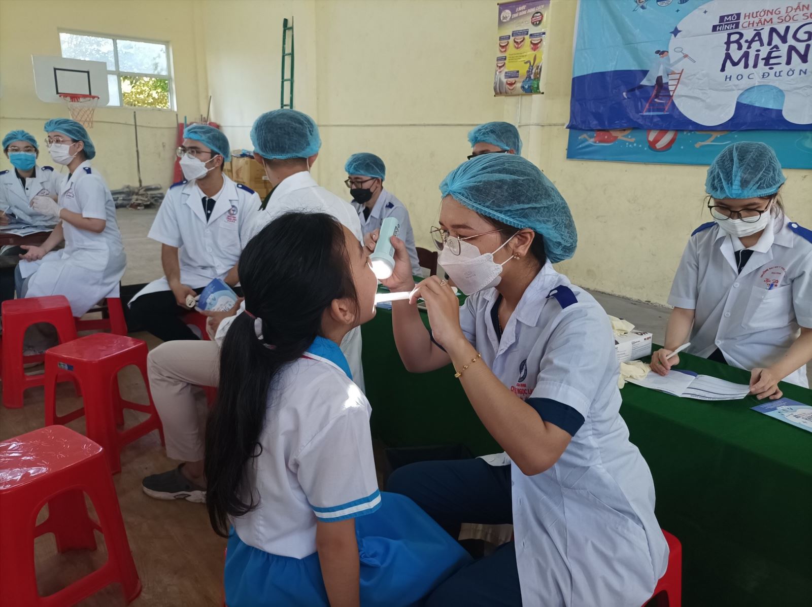 Chuyến xe ước mơ trao 100 phần quà hỗ trợ cho các em học sinh